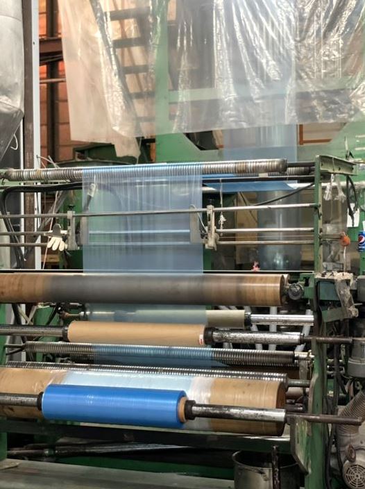 溫晟塑膠袋製作、吹膜，投料塑膠粒，精密測量袋寬、袋厚 1